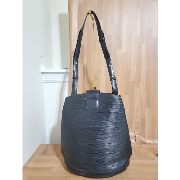 LOUIS Vuitton Epi Cluny Bag Black - Picture 2 of 10